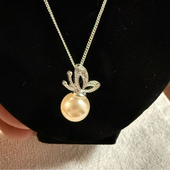 Avon “embellished butterfly“ Silvertone cream Pearl Pendant Necklace NIB 2013 - Picture 5 of 6